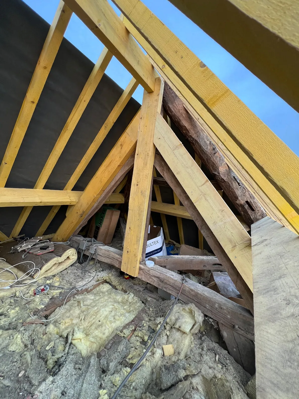 Combles ouverts pour inspection avant chiffrage